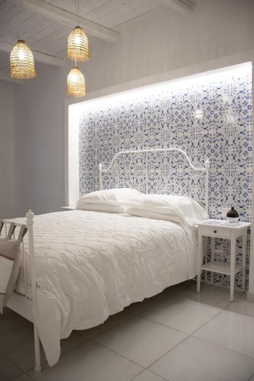 una camera da letto con un letto king size e due comodini .