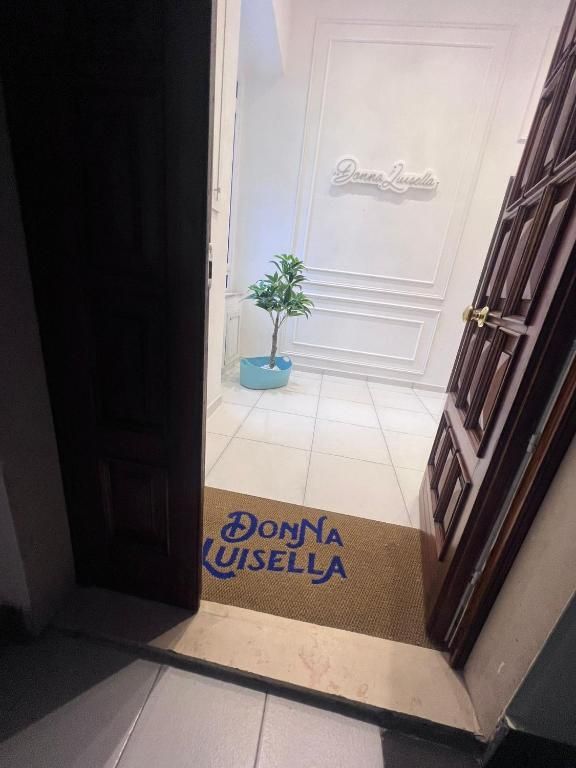 un tappeto davanti a una porta che dice donna luisella .