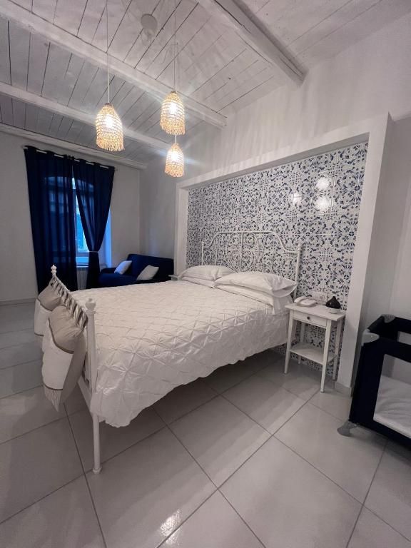 una camera da letto con un letto , due comodini e una finestra .