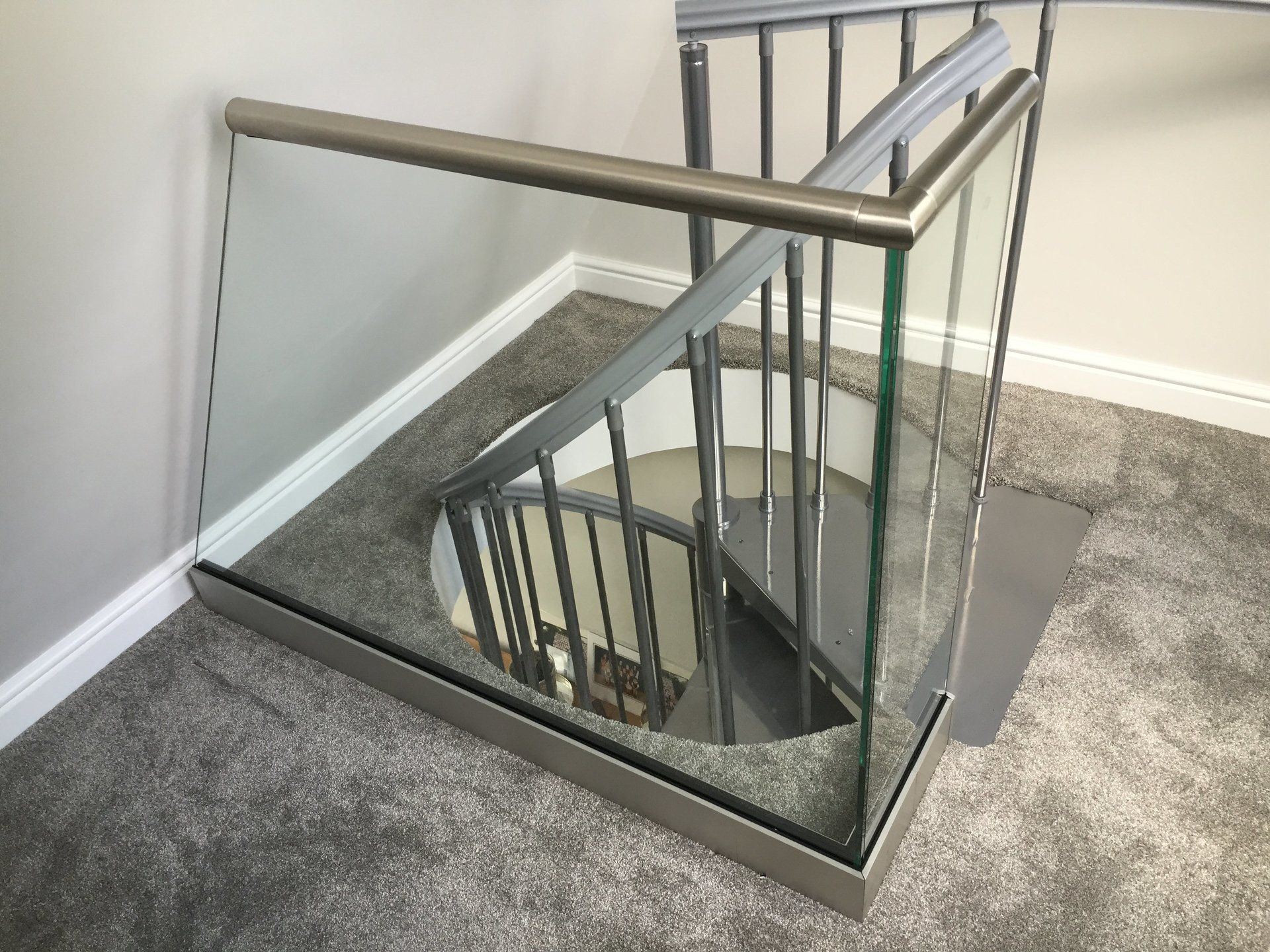 Glass safety rail to spiral stairs