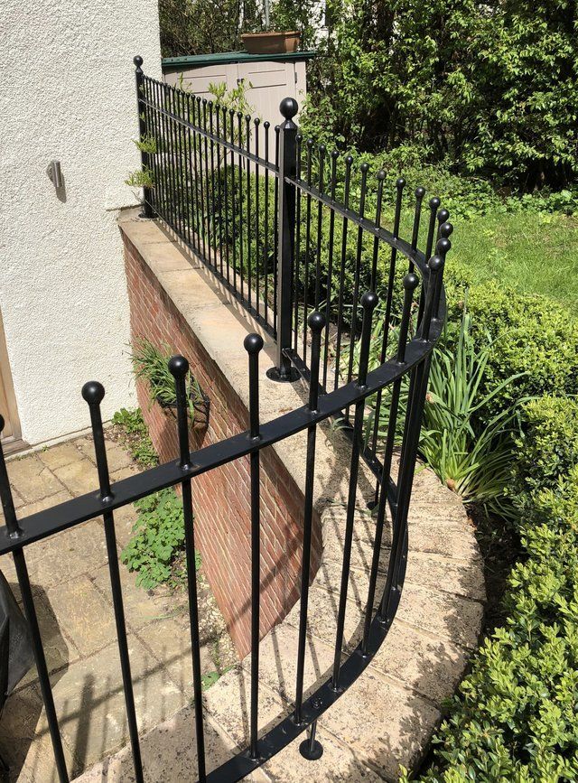 Curved rails to top of wall