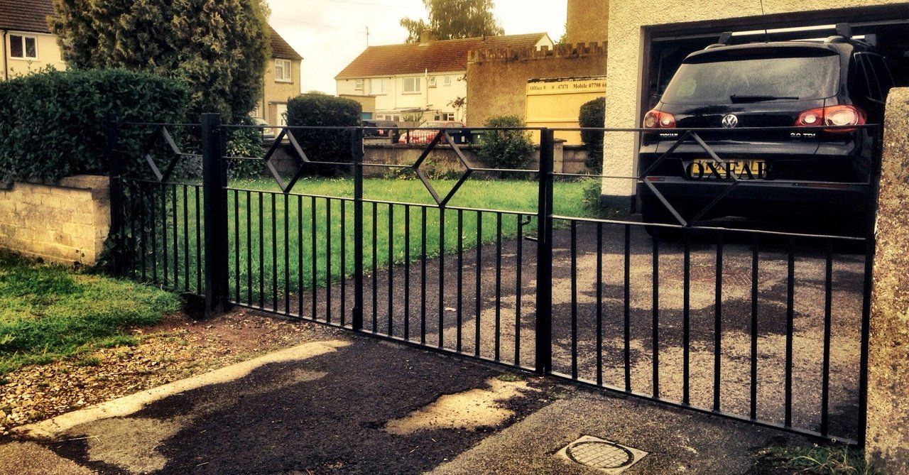 Bi folding driveway gates