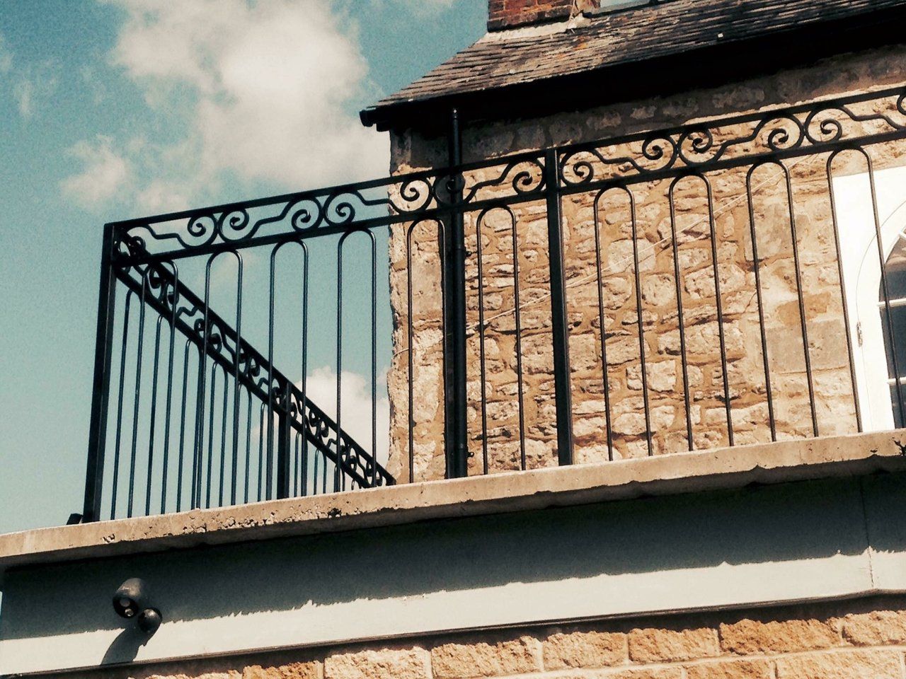 Large gate during manufacture