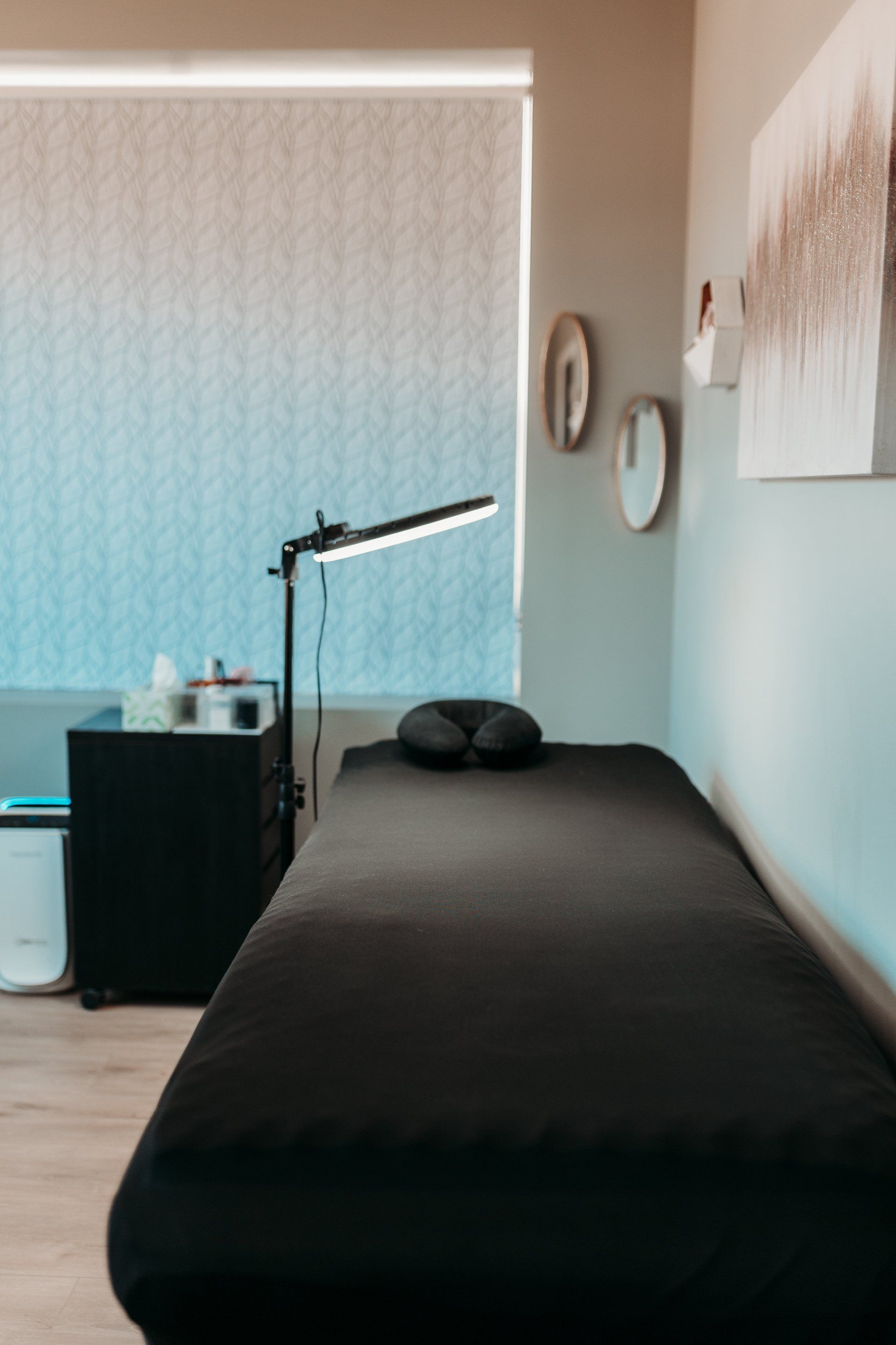 A room with a bed and a lamp in it