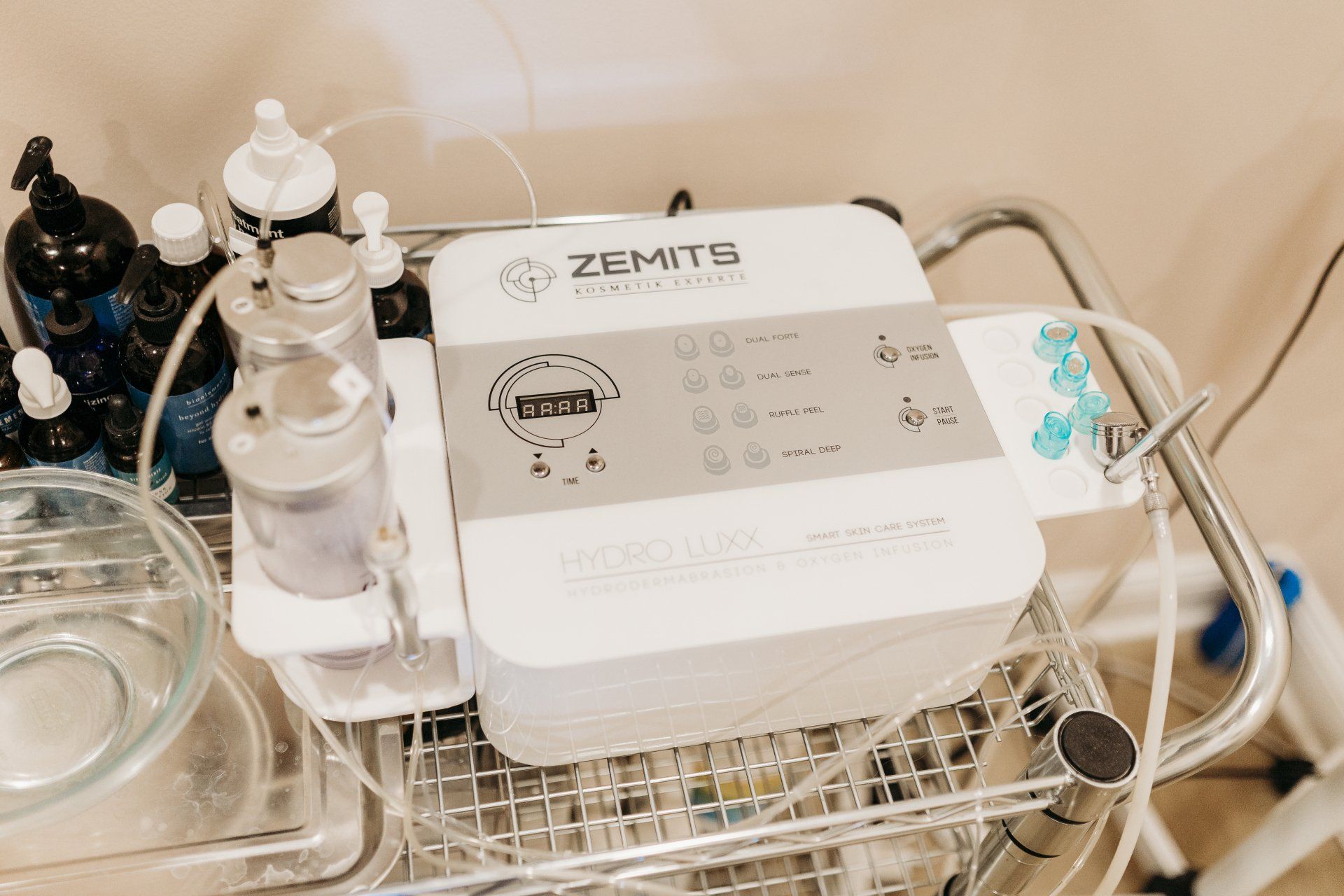 A machine is sitting on top of a cart in a room.