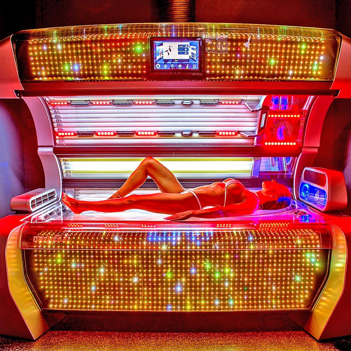 Eine Frau in einem Bikini liegt in einem Solarium