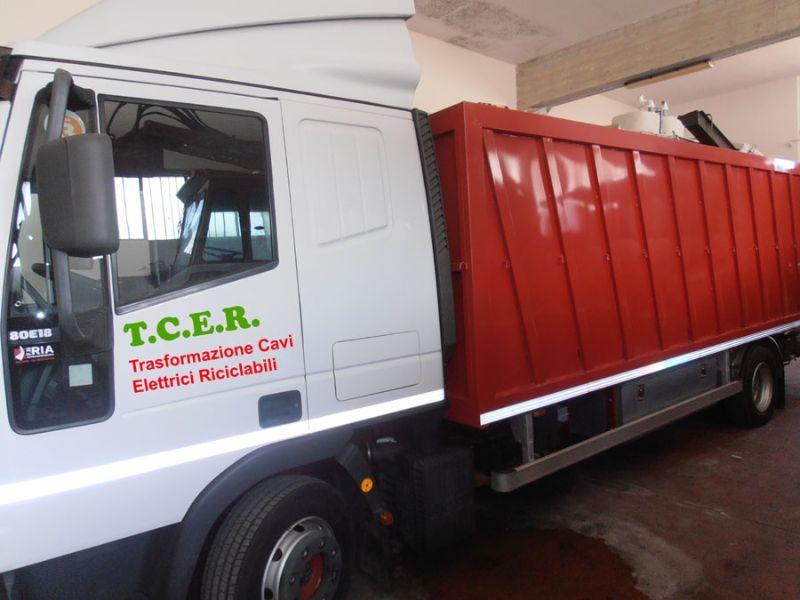 camion per raccolta rifiuti industriali