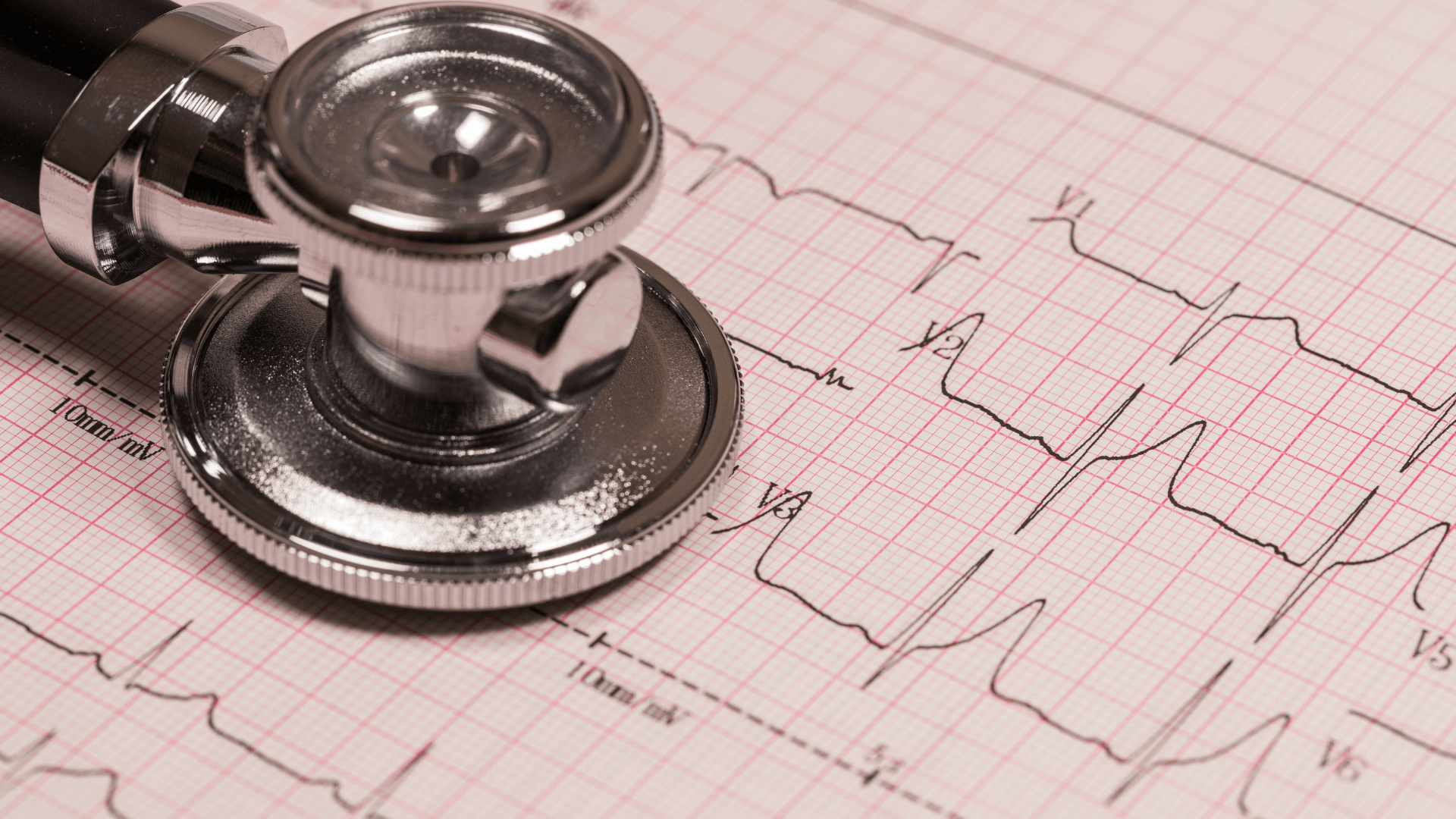 donna con cristallo sulla fronte