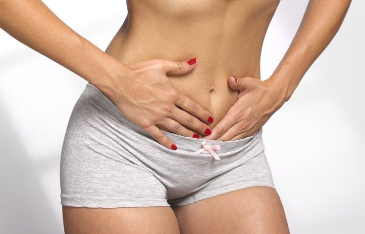 donna con mani sulla pancia