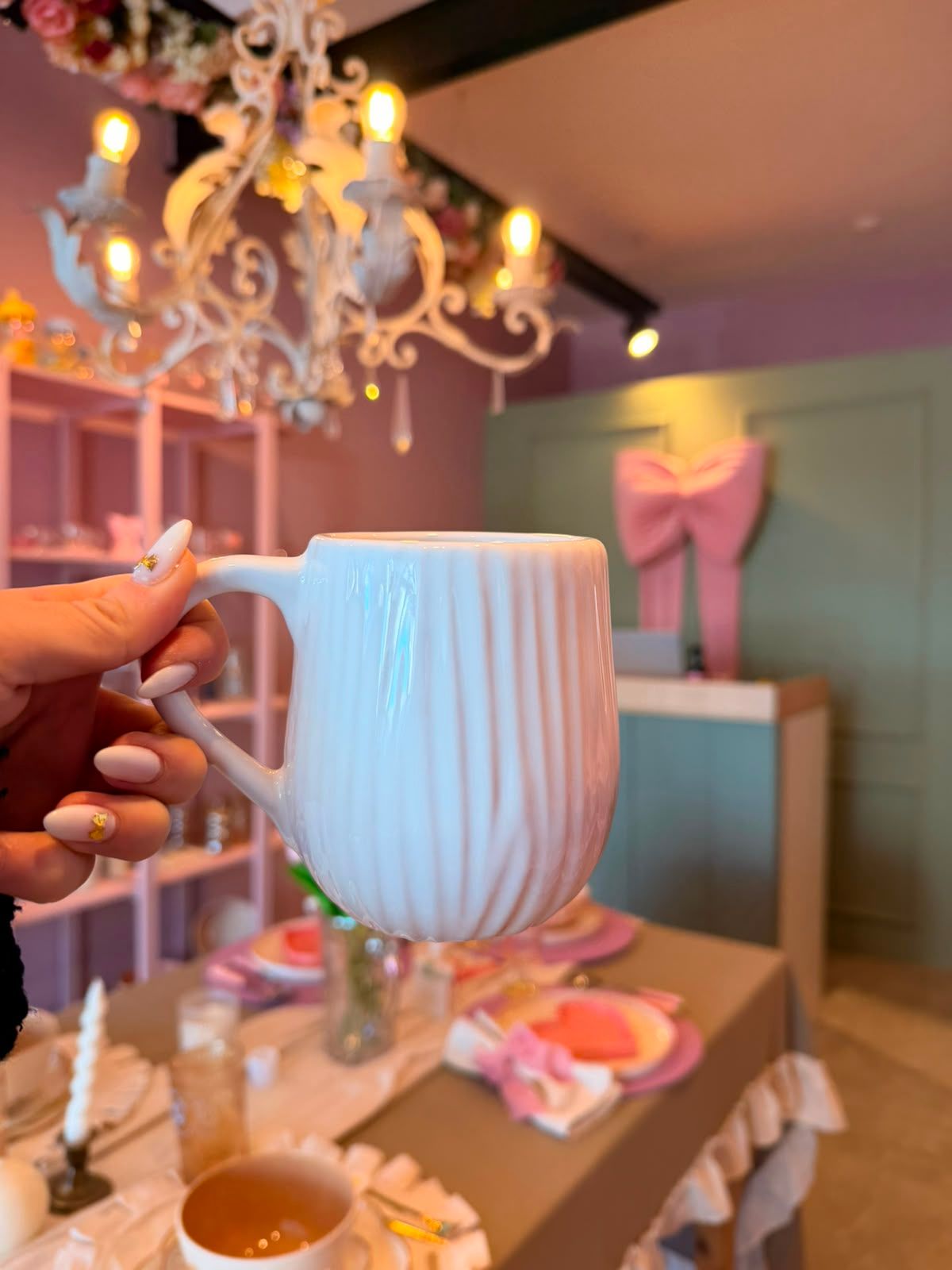 taza esgrafiada blanca
