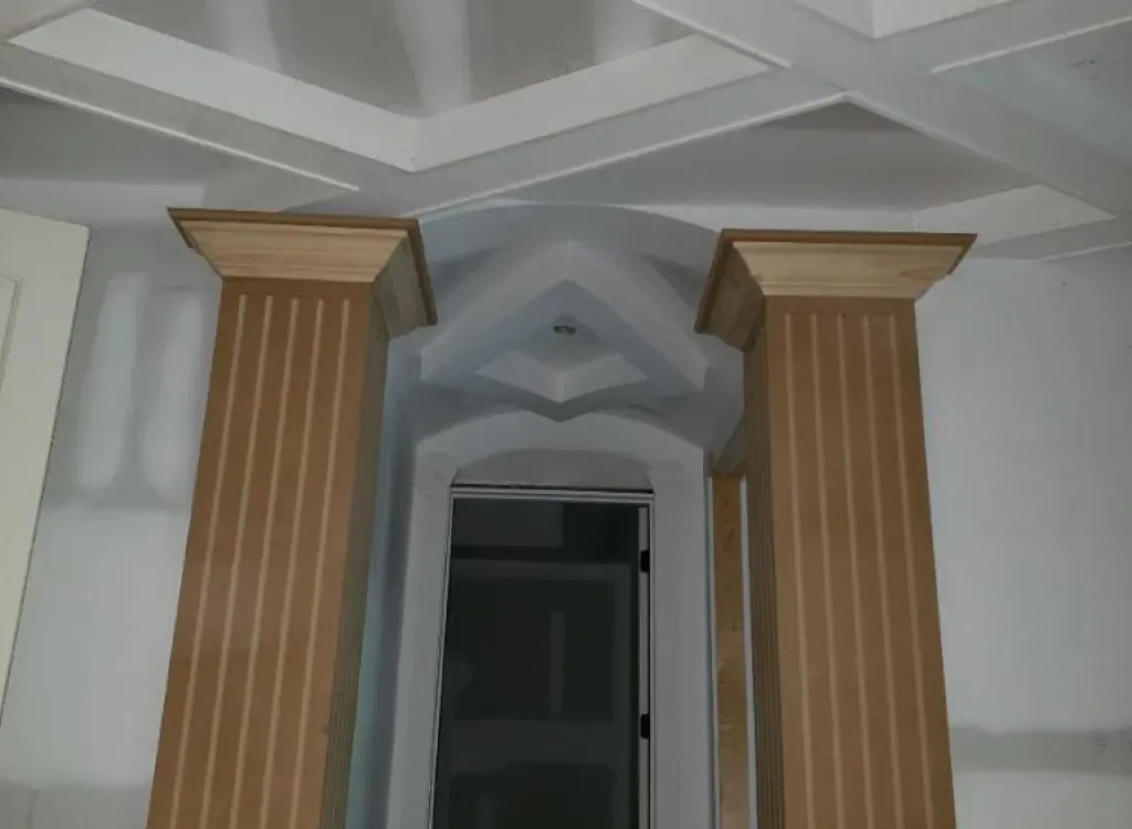 A room with columns and a white ceiling