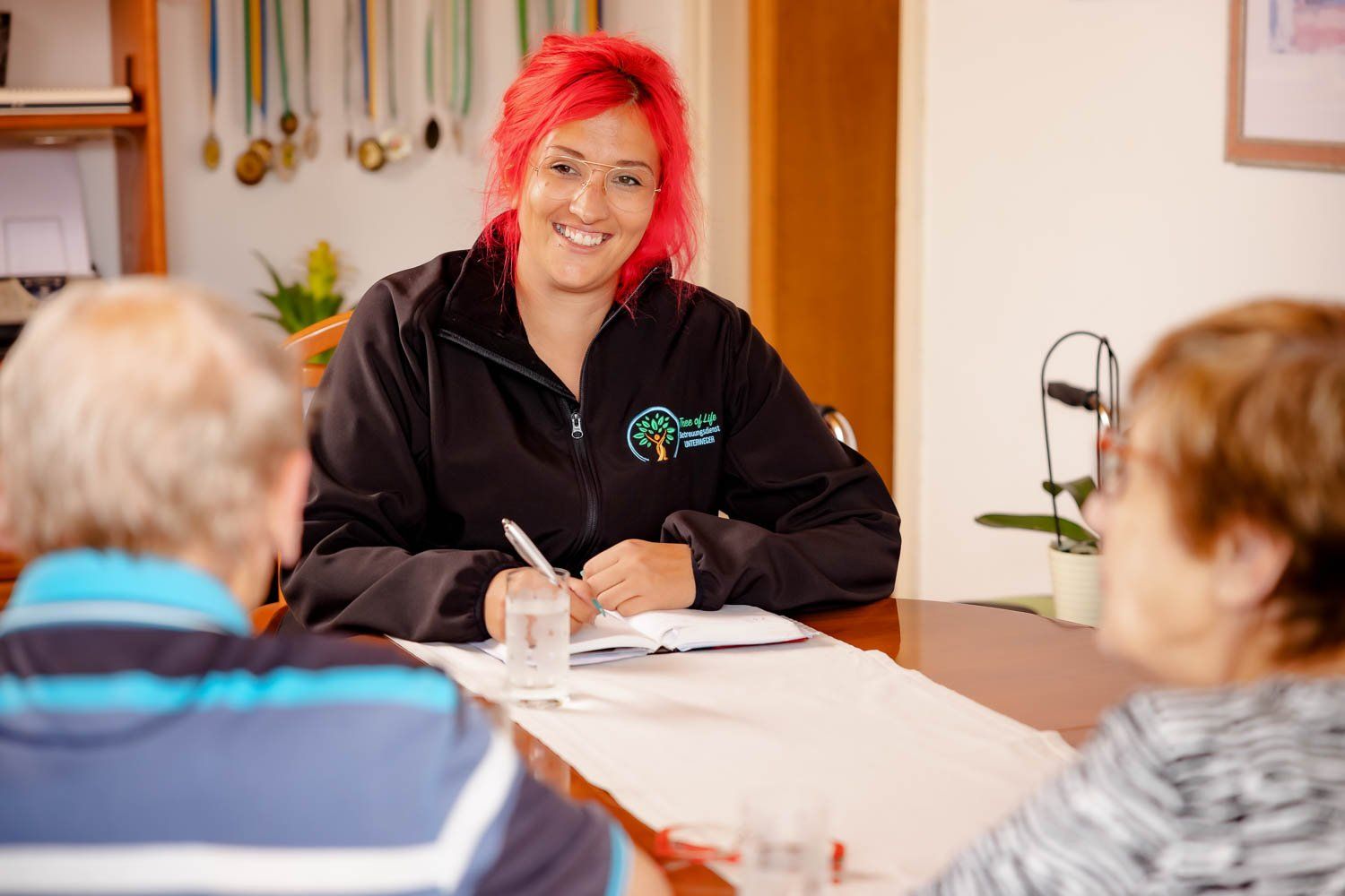 Frau Cornelia Unterweger bei einem Beratungsgespräch