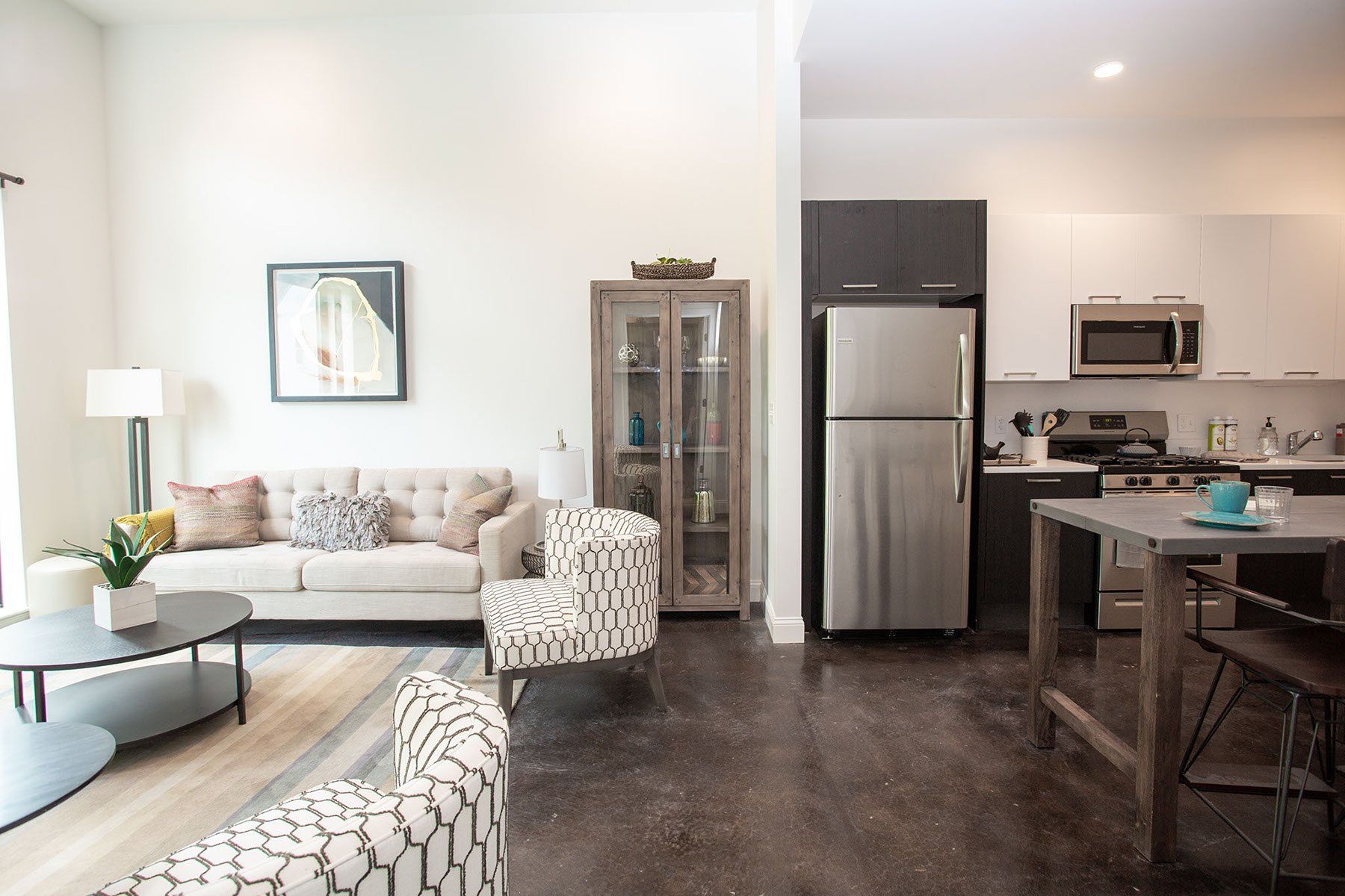 10 Front - Living Room 04