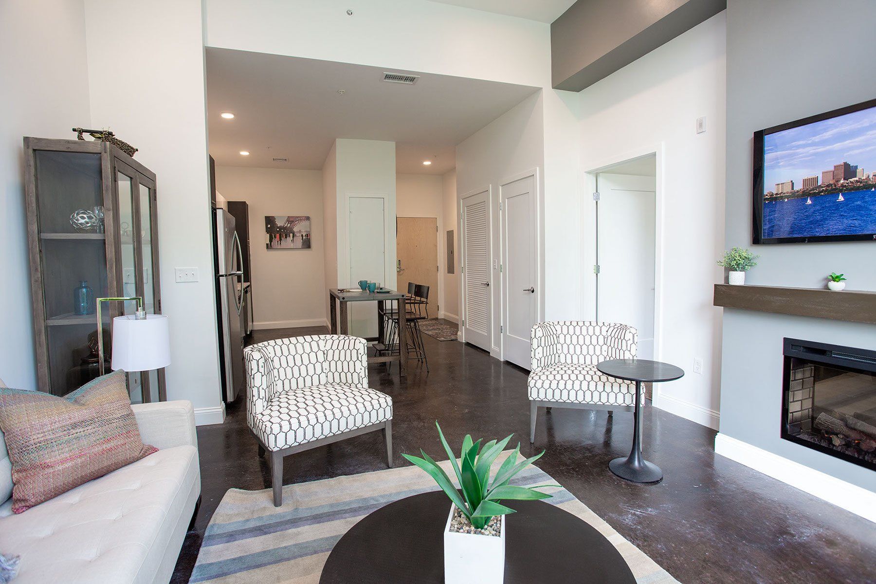 10 Front - Living Room 02