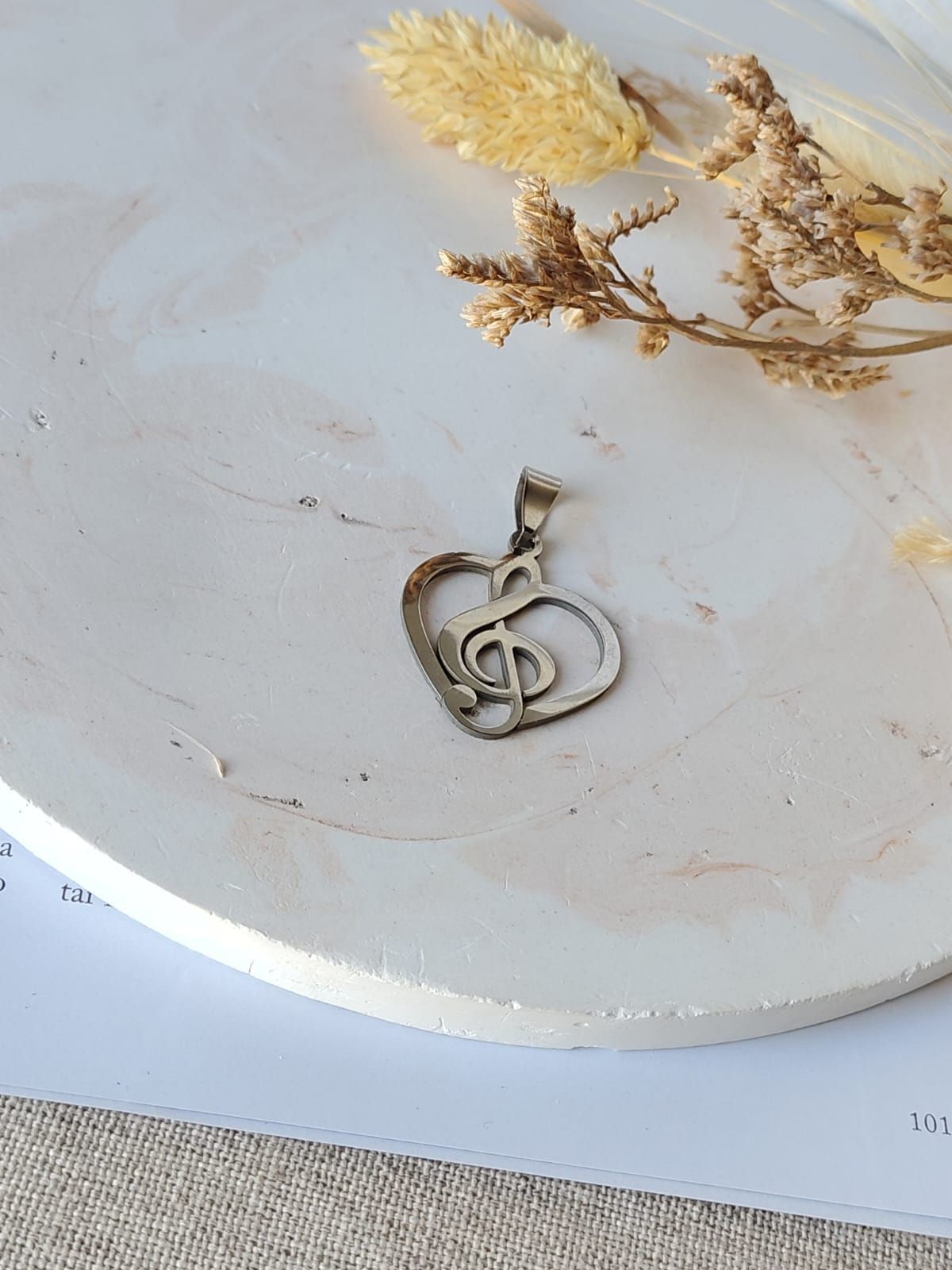 Dije corazón y símbolo musical