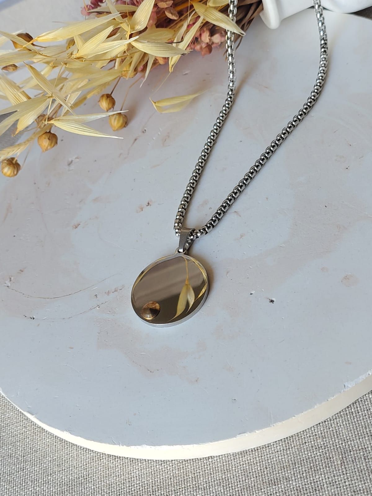 Collar con dije circular