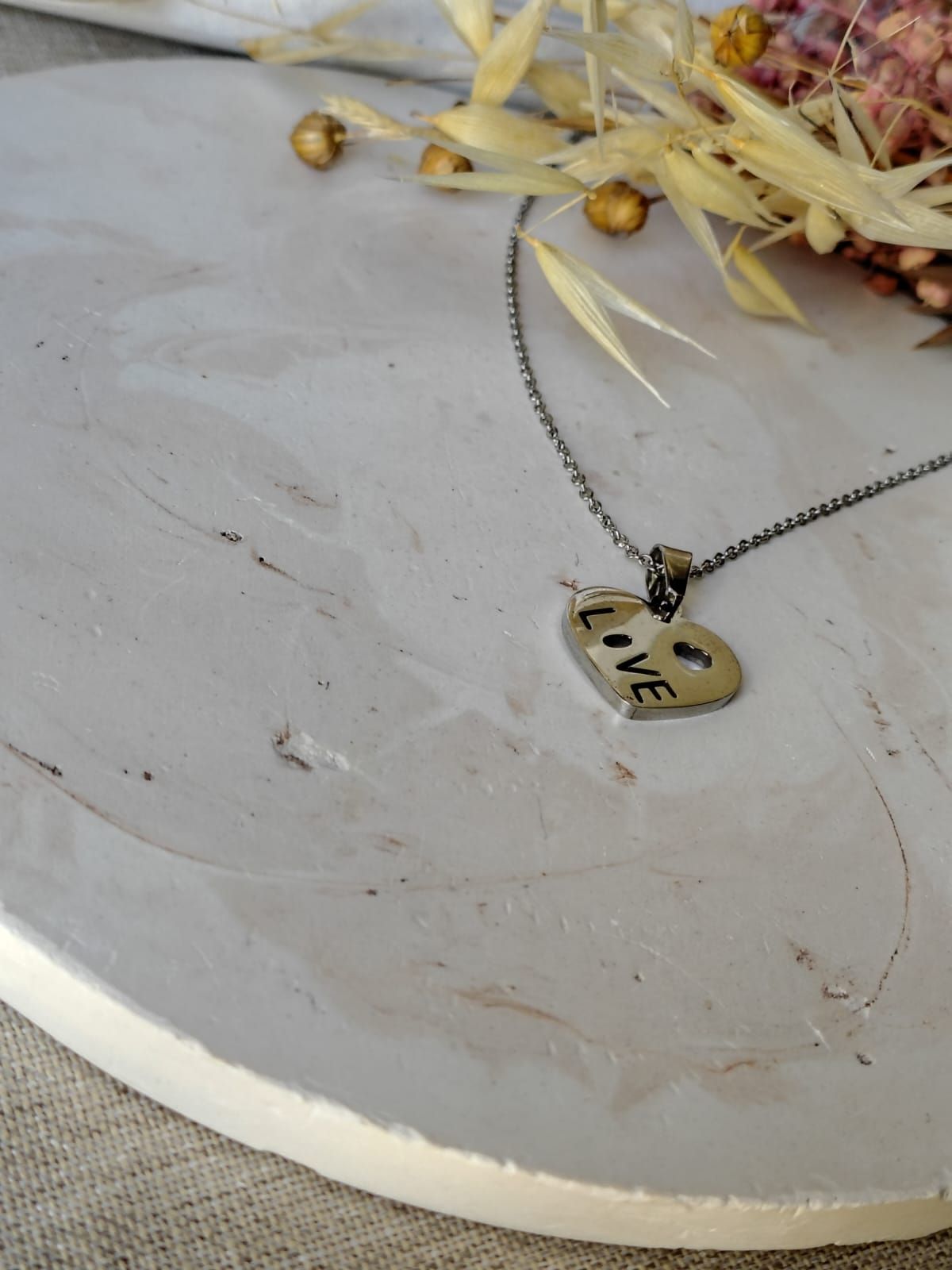 Colgante corazón con love calado