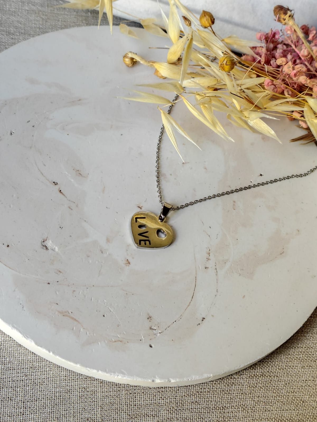 Colgante corazón con love calado