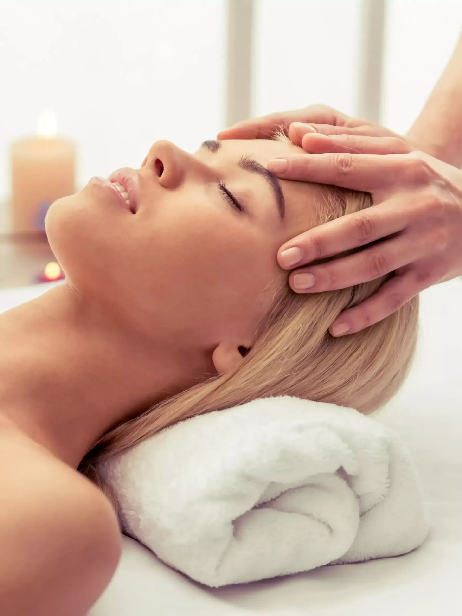 una donna riceve un massaggio alla testa in un salone di bellezza