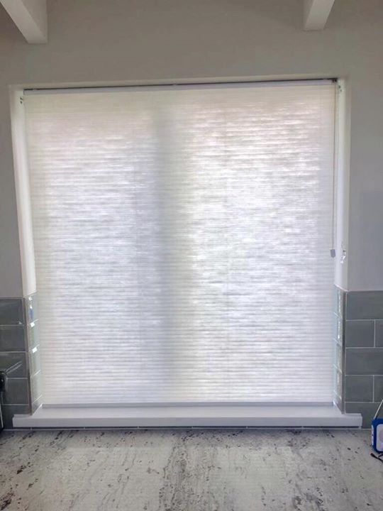 Freehanging pleated blind