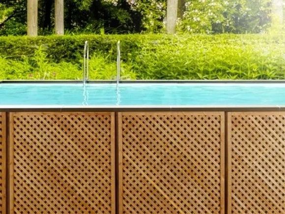 piscina fuoriterra con copertura in legno