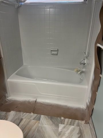 A bathroom with a bathtub after