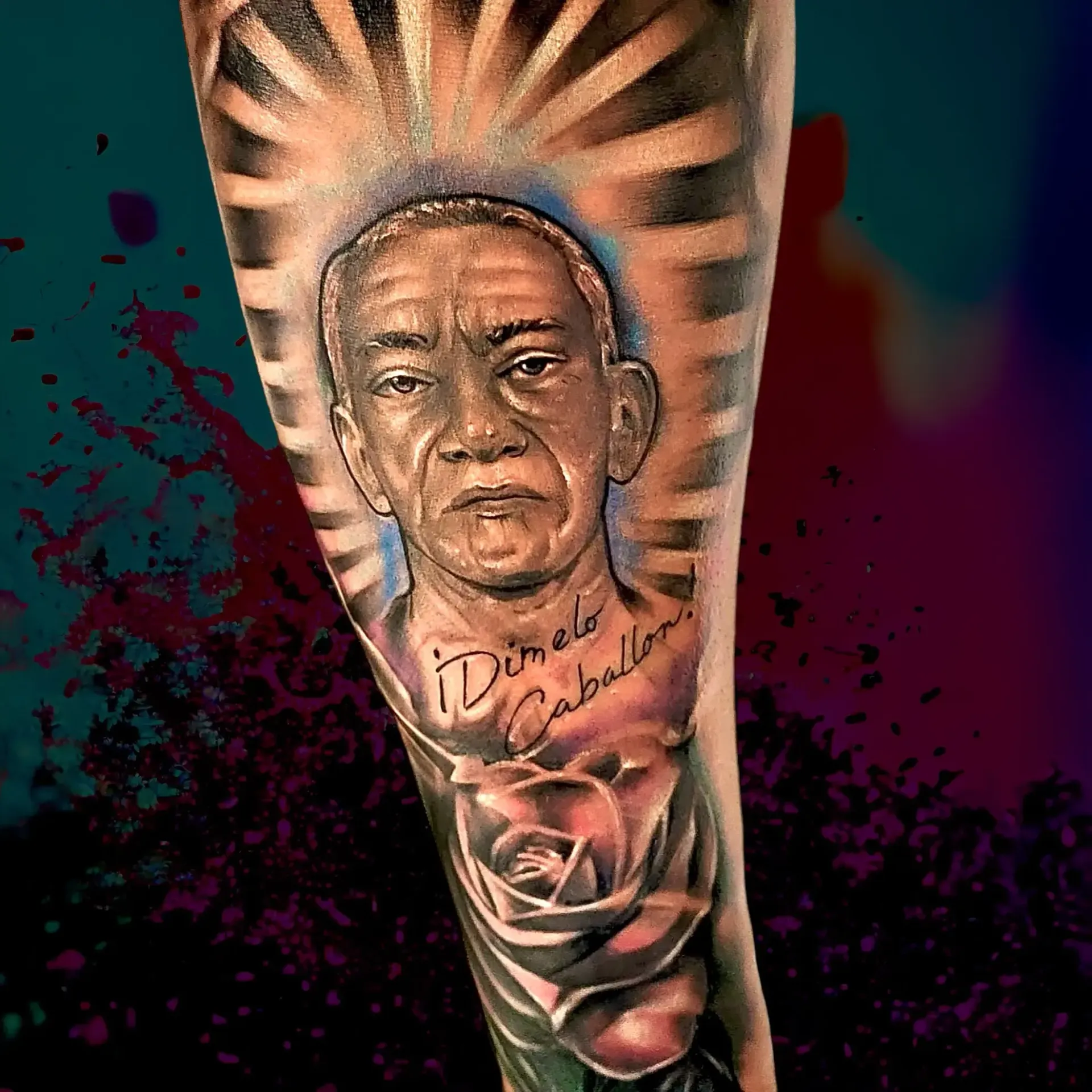 Un tatuaje de un hombre con una rosa en el brazo.