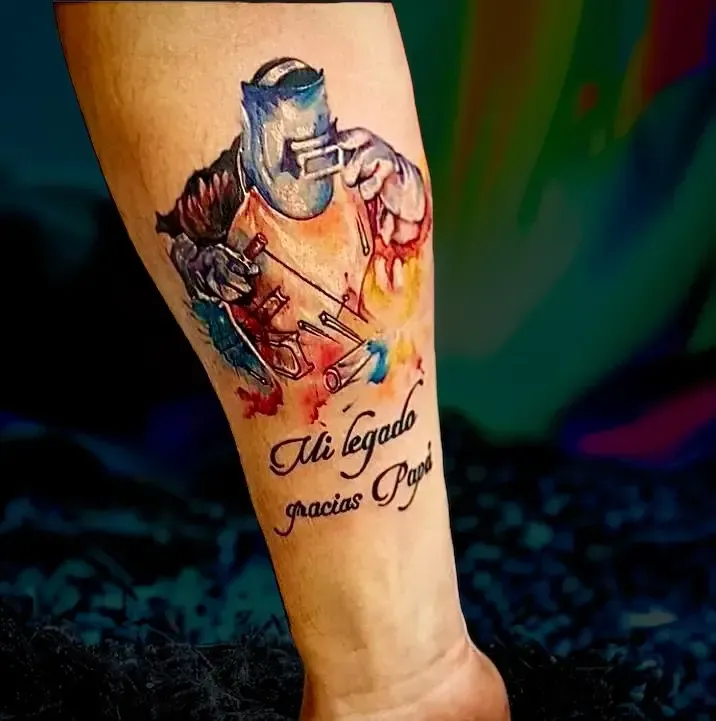 Una persona tiene un tatuaje de un soldador en la pierna.