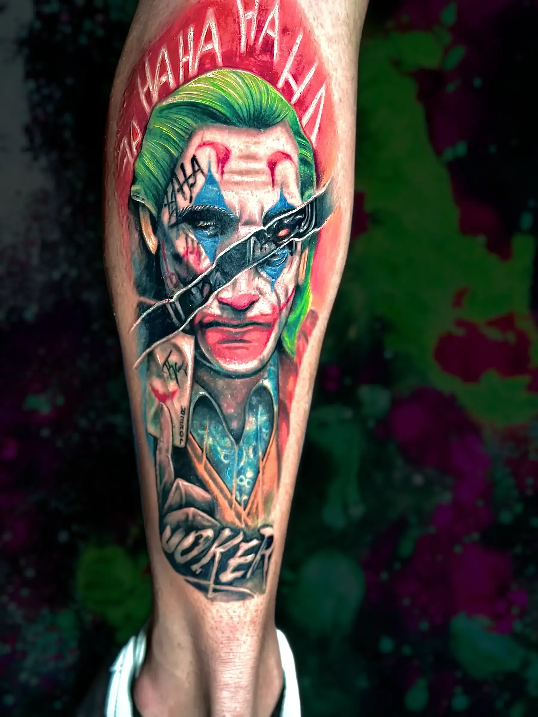 Una persona tiene un tatuaje del Joker en la pierna.