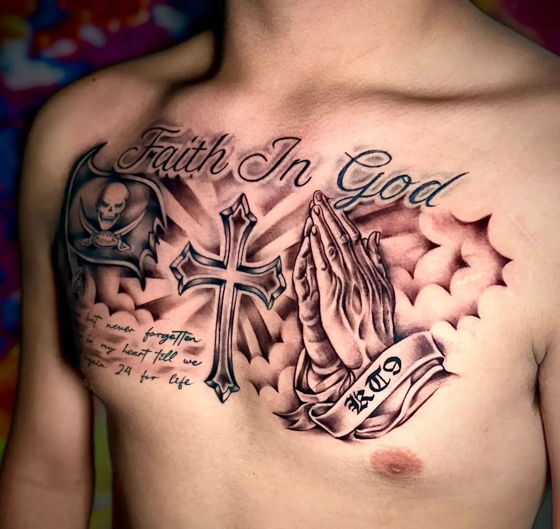 Un hombre tiene un tatuaje en el pecho que dice fe en dios