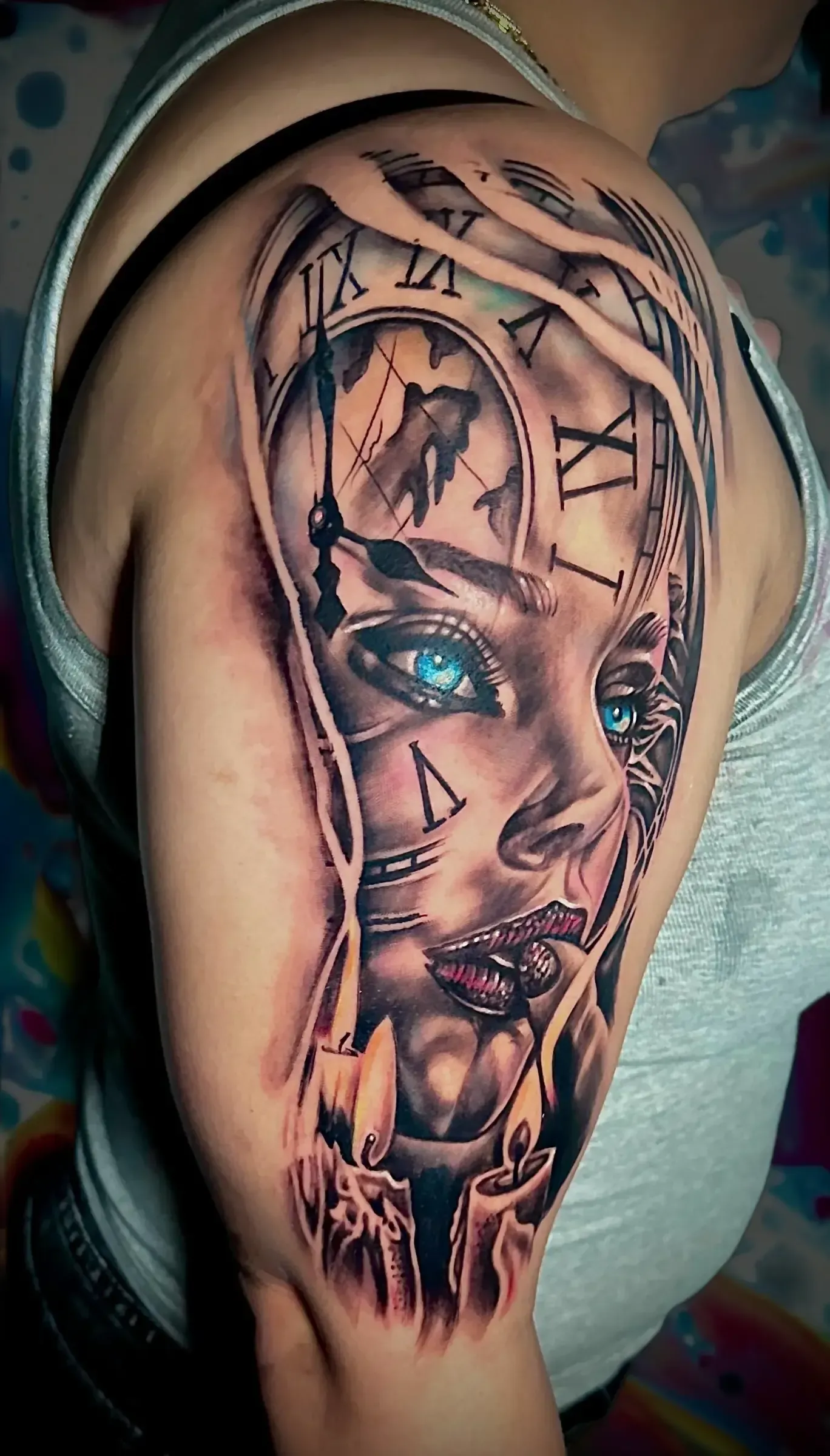 Una mujer tiene un tatuaje de la cara de una mujer y un reloj en su brazo.