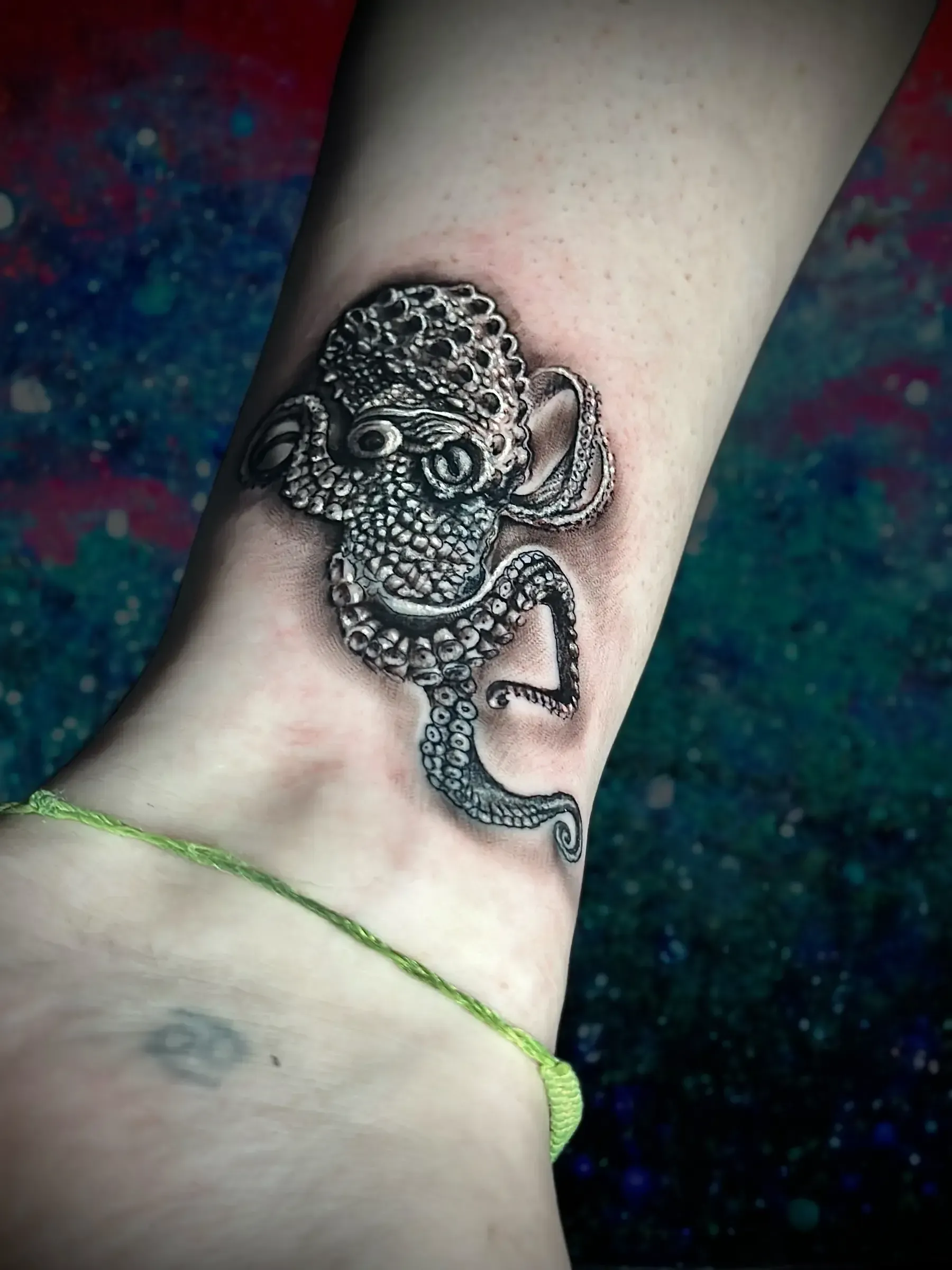 Una mujer tiene un tatuaje de pulpo en el tobillo.