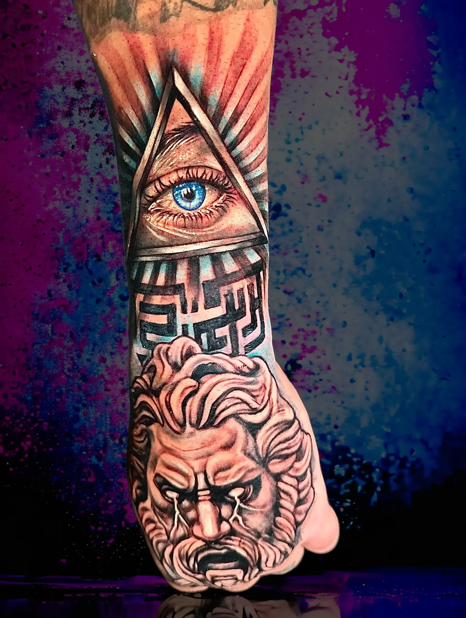 Un primer plano de la mano de una persona con un tatuaje.