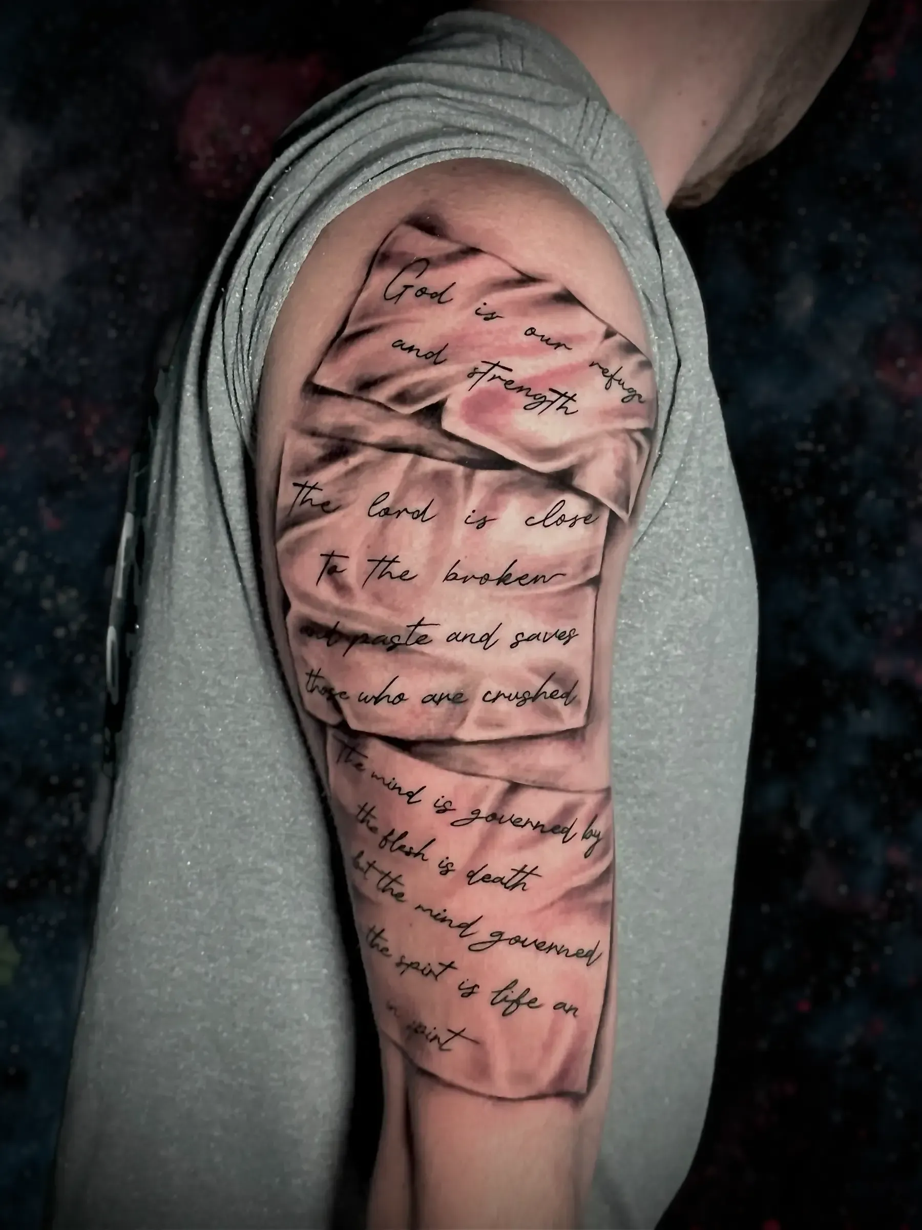 Un hombre tiene un tatuaje en el brazo que dice 