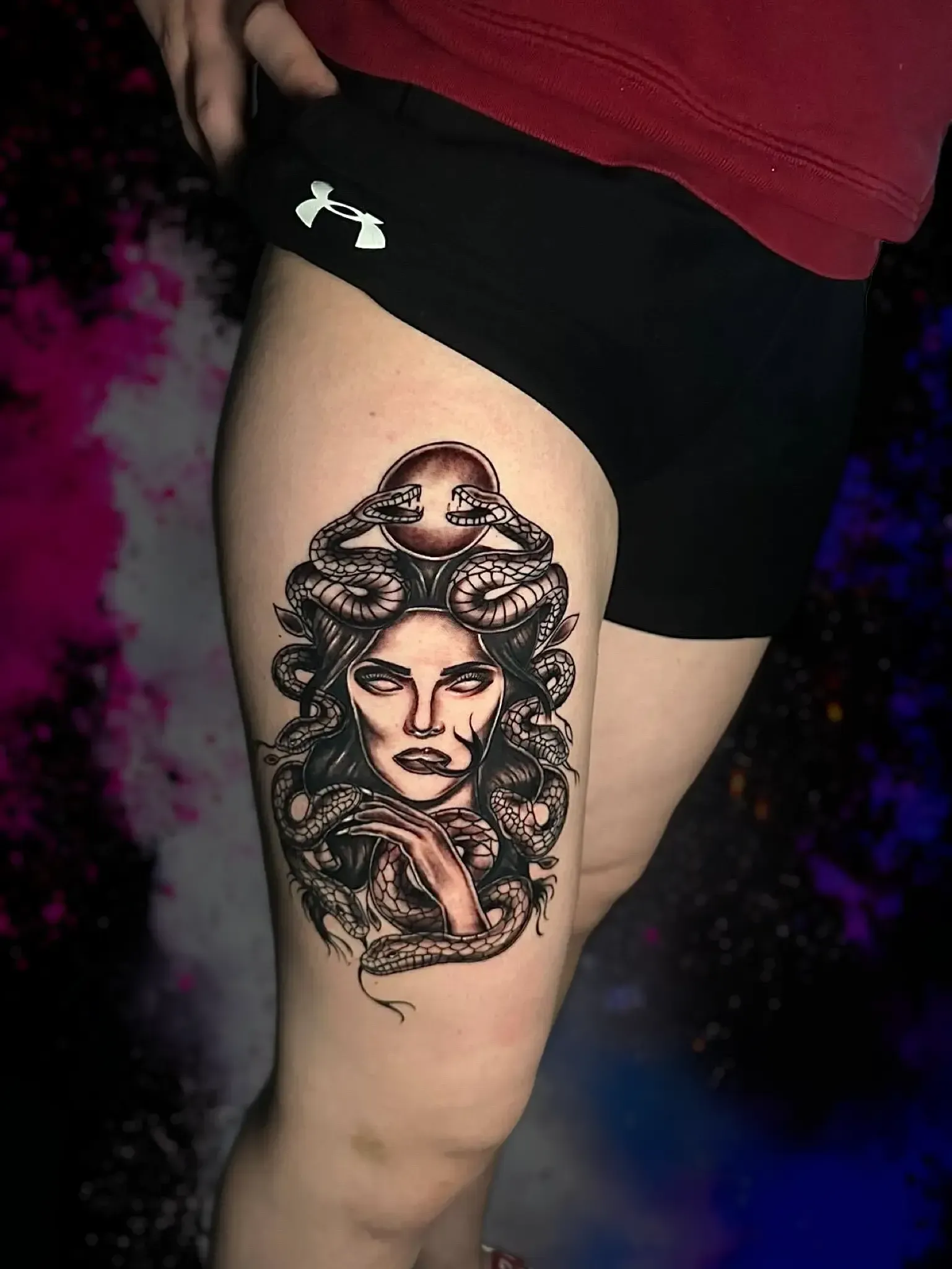 Una mujer tiene un tatuaje de medusa en el muslo.