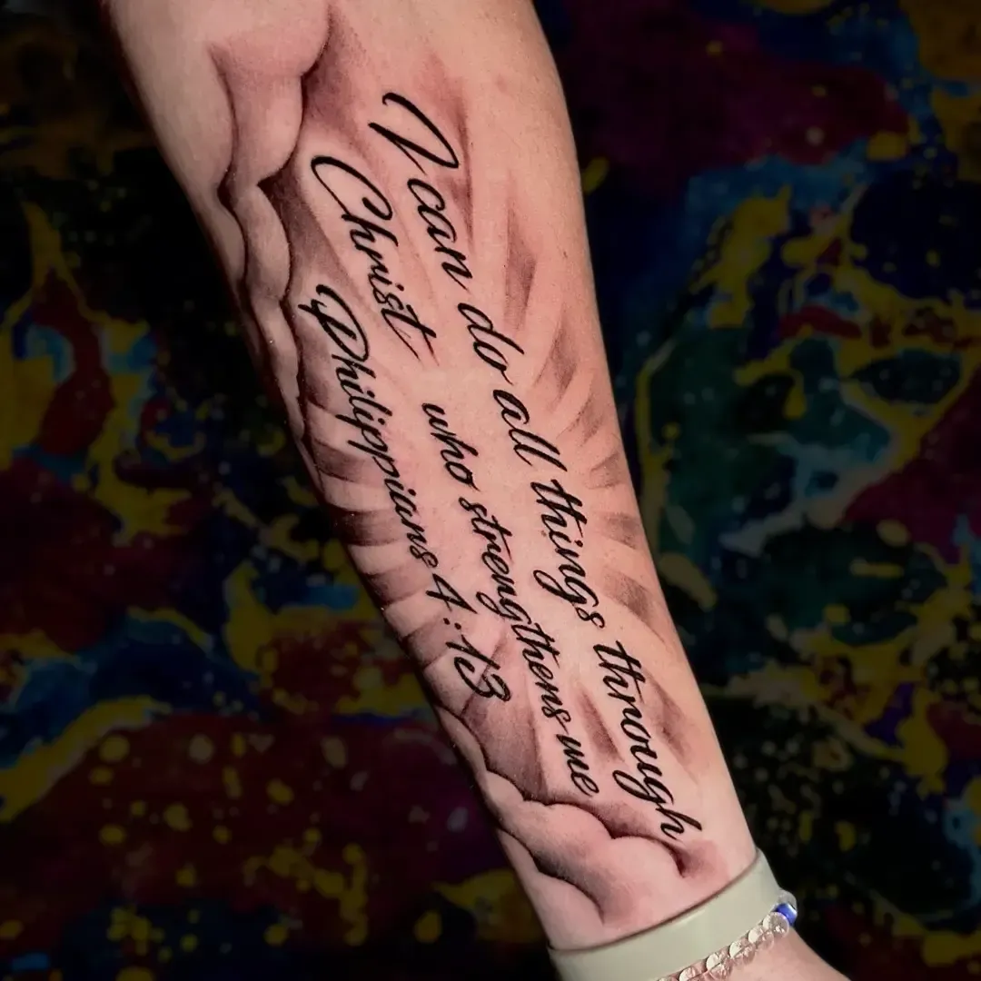 Una persona tiene un tatuaje en el brazo que dice 