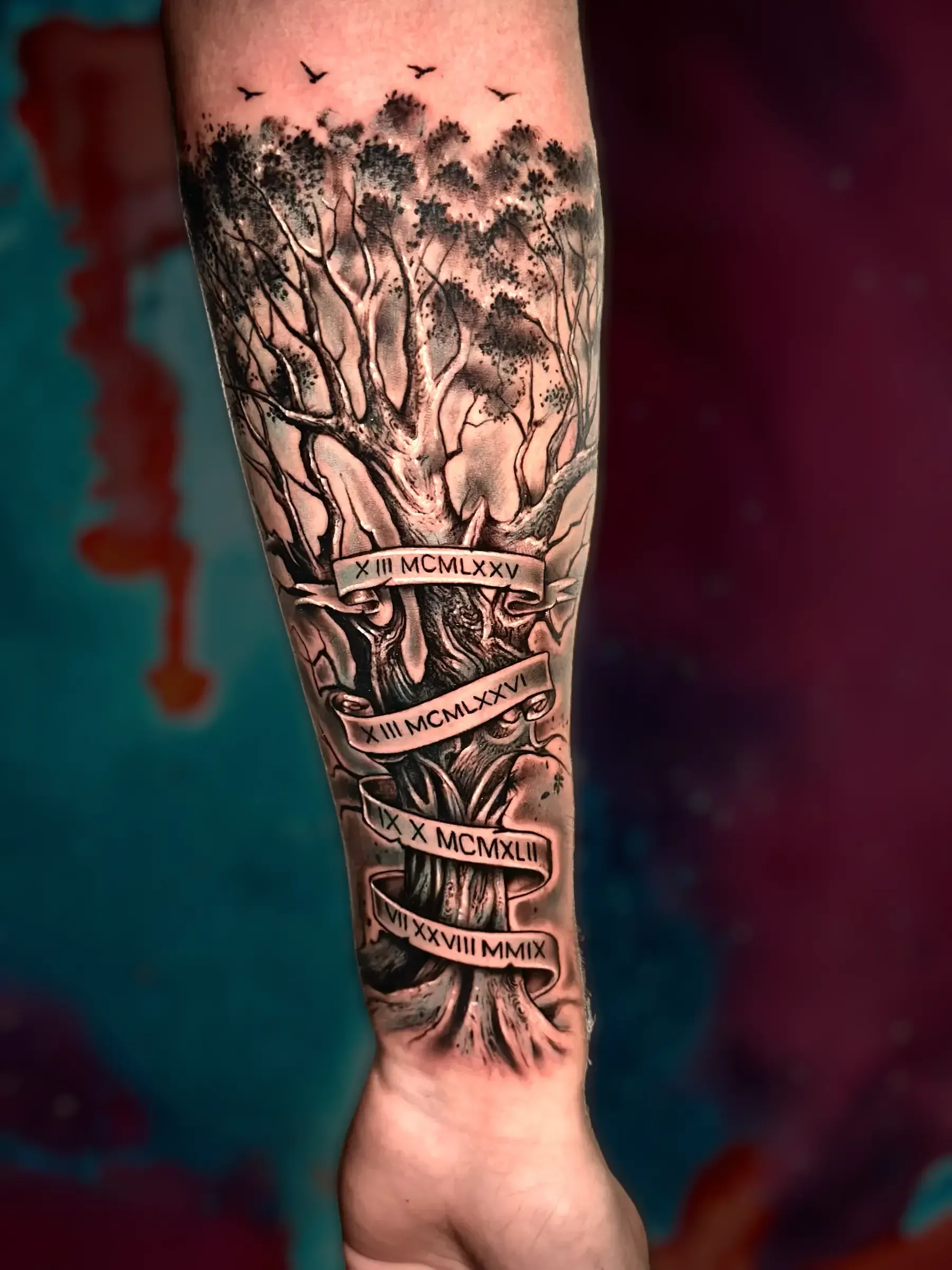 Un hombre tiene un tatuaje de un árbol genealógico en su antebrazo.