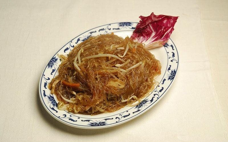 spaghetti di soia nel ristorante con specialità cinesi a Milano Kota Radja