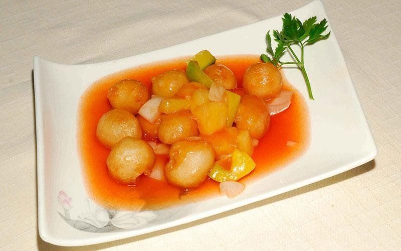 piatti di pesce nel ristorante di specialità cinesi di Milano Kota Radja