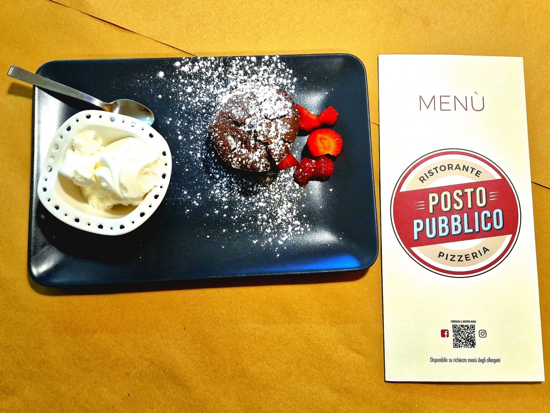 Dolce al cioccolato con gelato