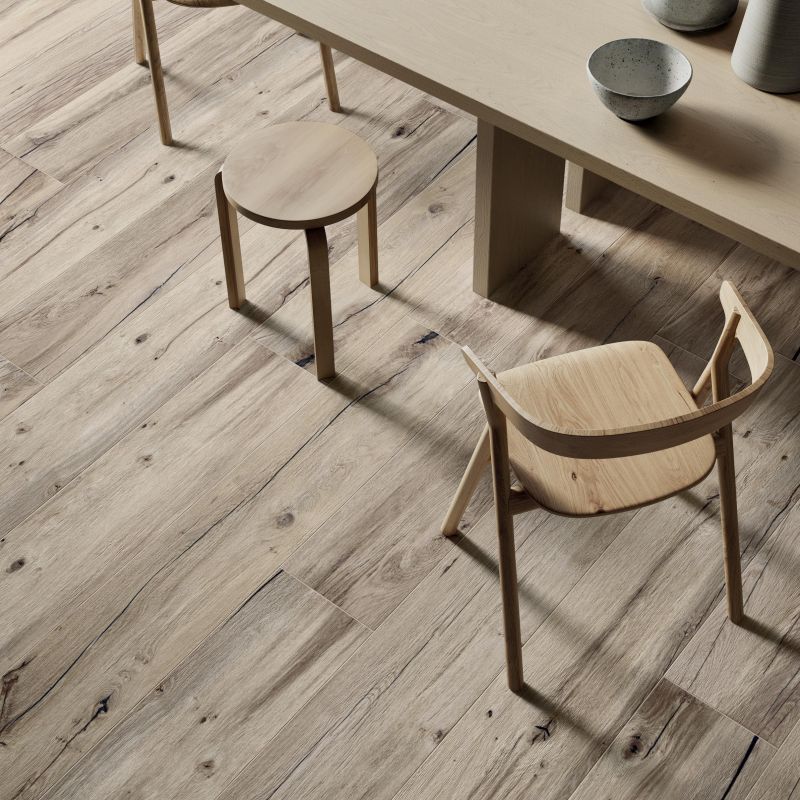 Une chaise en bois est assise devant une table en bois.