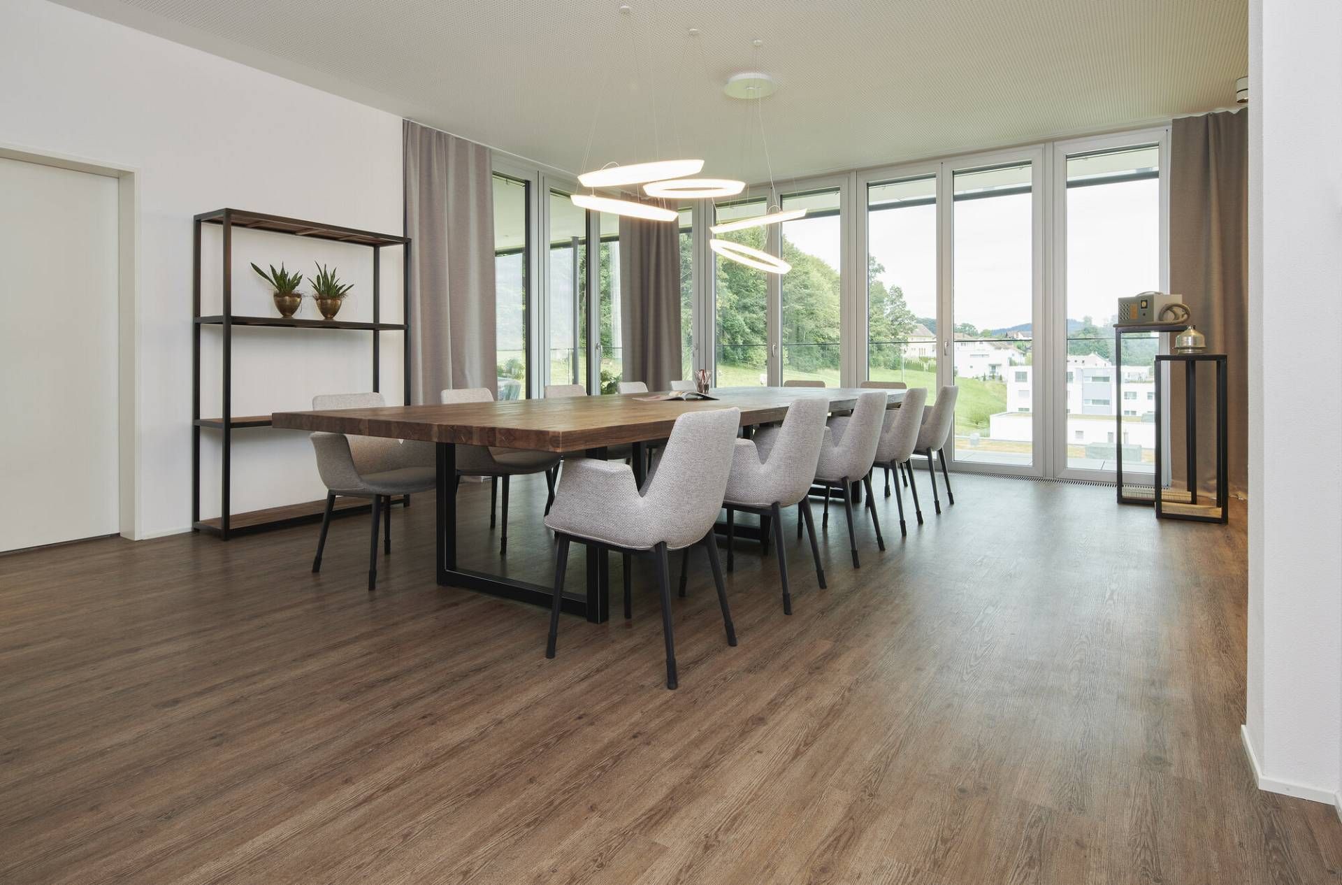 Une grande salle à manger avec une longue table et des chaises.