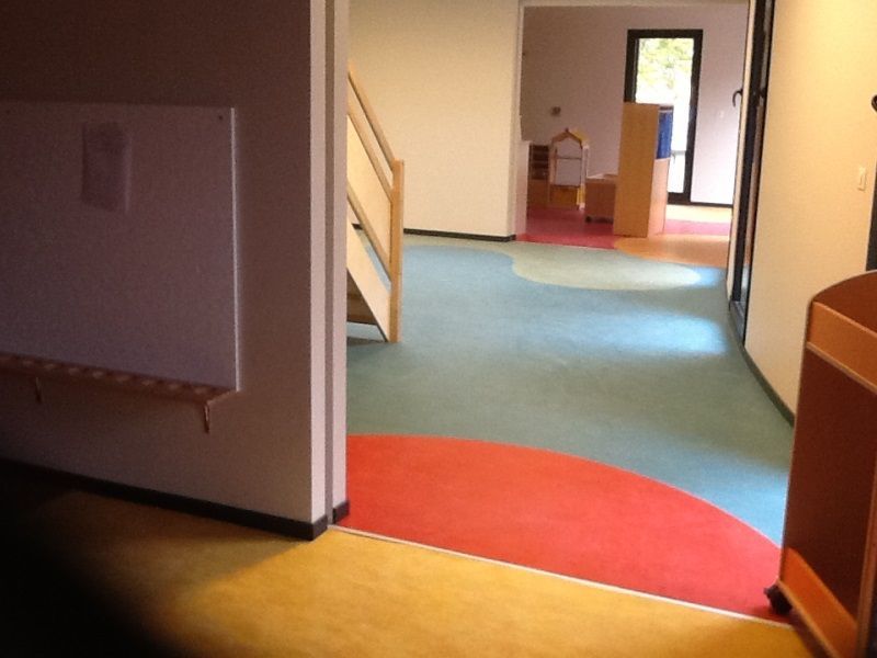 Une grande pièce avec beaucoup de fenêtres et un sol Lino/PVC