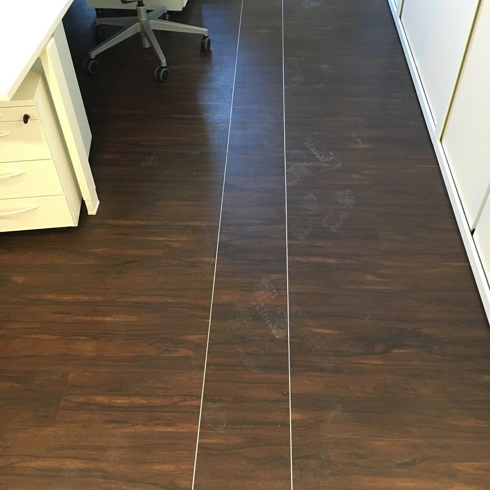 Un plancher en bois avec une ligne blanche dessus