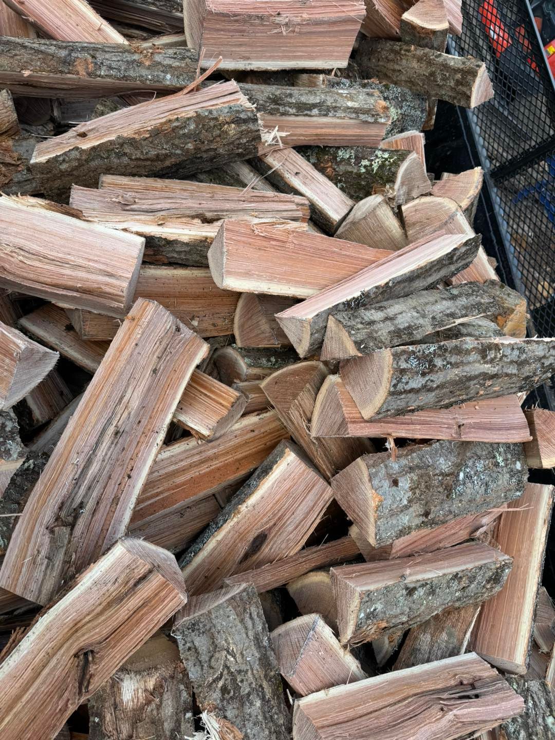 A pile of wood is sitting on top of each other on a table.