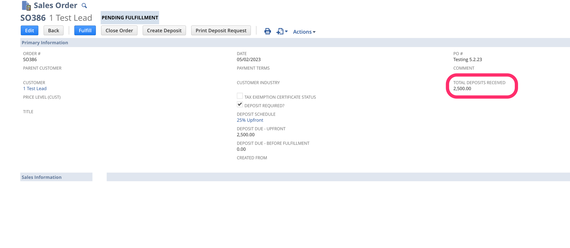 This is a screenshot showing how to customize a sales order in NetSuite to display deposits applied.