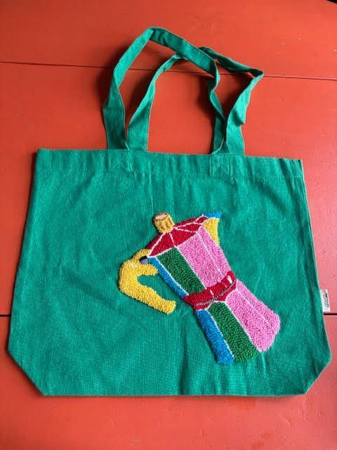 Groene draagtas met geborduurde, kleurrijke koffiezetmachine.