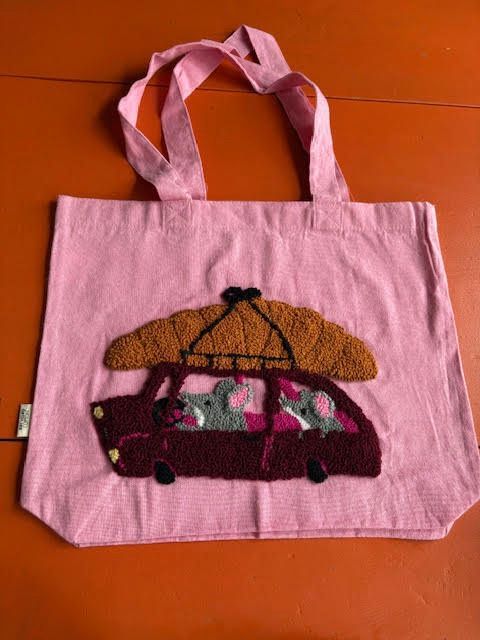 Roze draagtas met geborduurde afbeelding van een auto met muizen en een croissant.