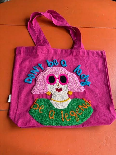 Roze draagtas met geborduurde illustratie: 