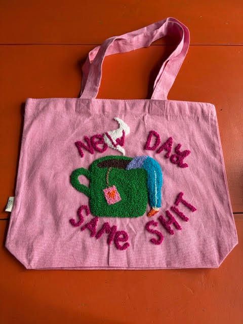 Roze draagtas met geborduurde groene mok en de tekst 